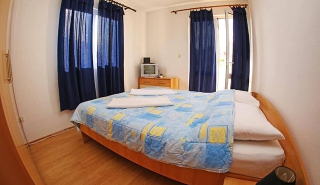 Two bedroom apartment with balcony Hvar (A-25301-b)