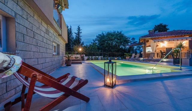 Two bedroom apartment with terrace and sea view Sutomišćica, Ugljan (A-13872-a)