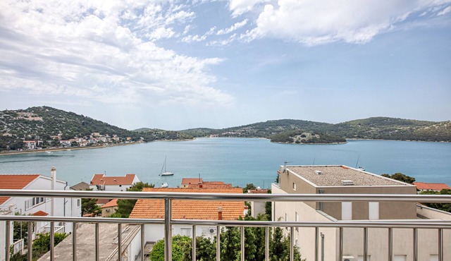 Two bedroom apartment with balcony and sea view Tisno (Murter) (A-5130-a)