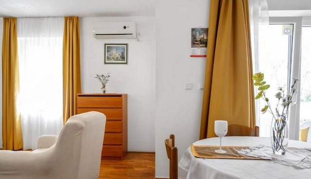 Two bedroom apartment with terrace Bol (Brač) (A-20004-a)