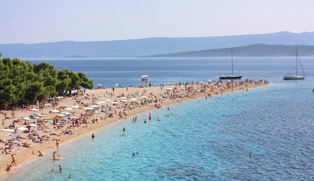 Two bedroom apartment with terrace Bol, Brač (A-8736-a)
