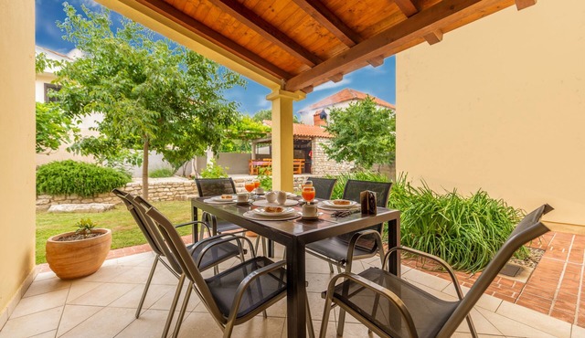 Two bedroom apartment with terrace Nin, Zadar (A-5666-a)