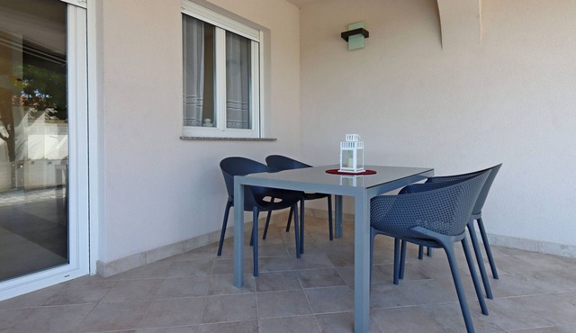 Two bedroom apartment with terrace Banjol, Rab (A-12838-a)