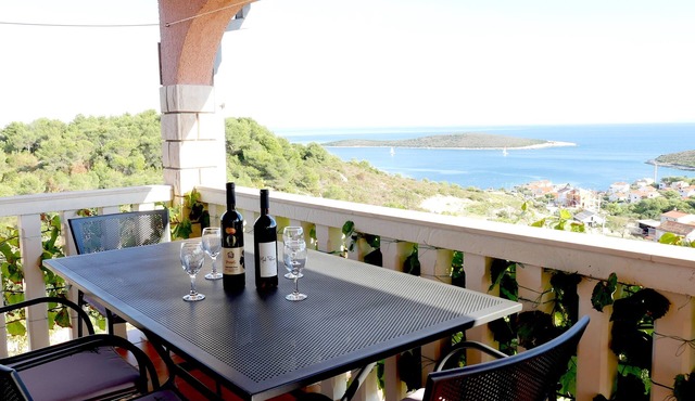 Two bedroom apartment with terrace and sea view Rukavac, Vis (A-8839-c)
