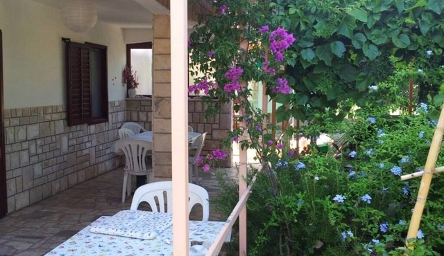 Two bedroom apartment with terrace and sea view Rukavac, Vis (A-13337-a)