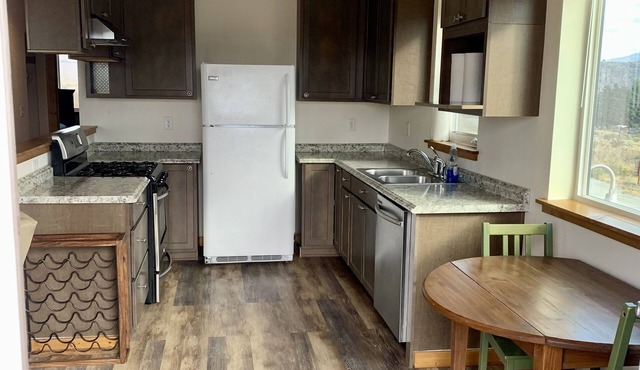 Two Bedroom Apt. in Pateros- 18 mi to Chelan, 44 mi to Winthrop, River views!