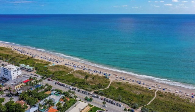Two Bedroom Boutique Condo 2 Blocks from the Beach and Atlantic Avenue