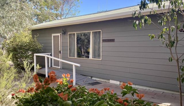 Two-Bedroom Bungalow - Self Contained, Two Bedroom Bungalow with 1 Queen, 1 Double/Single Bunk Bed & 1 Single, Private Backyard