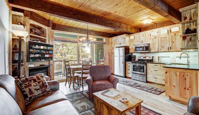 Two Bedroom Condo with Parking, Pool, Hot Tub - Steps to Main Street