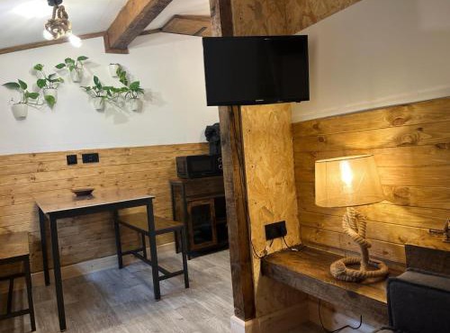 Two-Bedroom Cosy Country Lodge with Private Patio