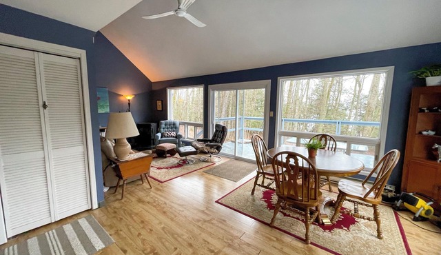 Two-bedroom cottage on quiet lake, family-friendly — kayaks, canoe (sauna avail)