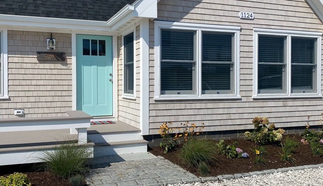 Two Bedroom Cottage! Great location!