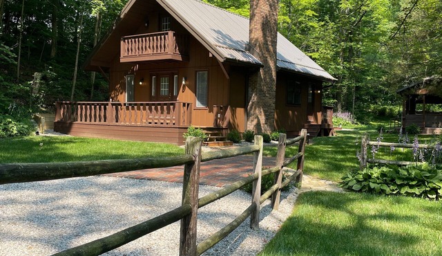 Two bedroom Cottage in a peaceful setting - Reasonable distance to Hocking Hills