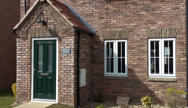 Two bedroom cottage, sleeps 4, light and modern decor - Gym & Pool free- no pets