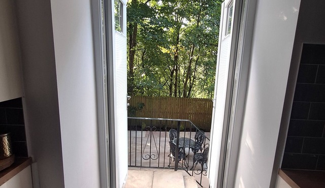 Two Bedroom Cottage with Stone Garden Patio - Free Parking - Pets Welcome