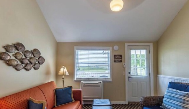 Two bedroom cottage with 3 beds and a sofa sleeper