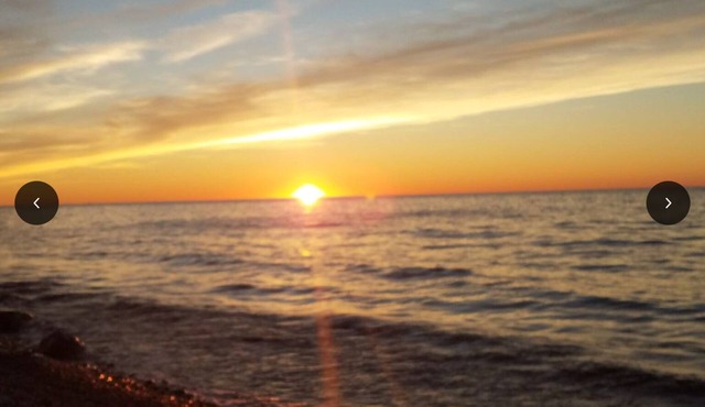 Two bedroom cozy cottage, short walk to Lake Ontario, Chimney Bluffs