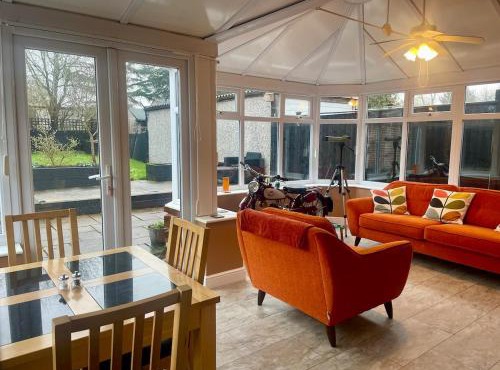 Two bedroom detached bungalow with conservatory