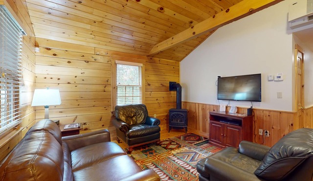 Two-bedroom dog-friendly cabin with firepit, gym & trails for your next escape