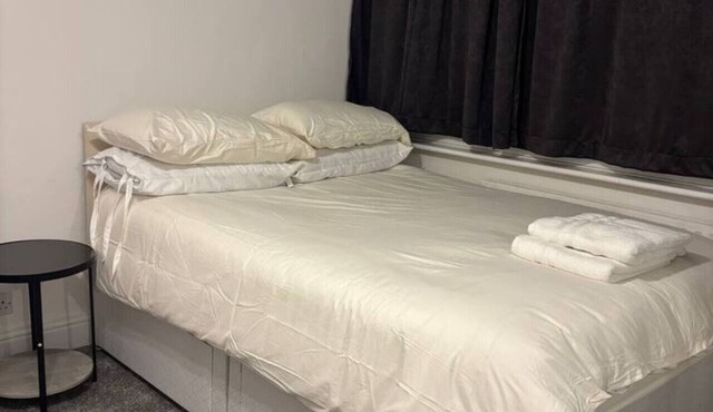 Two Bedroom Entire House near Heathrow Easy Book