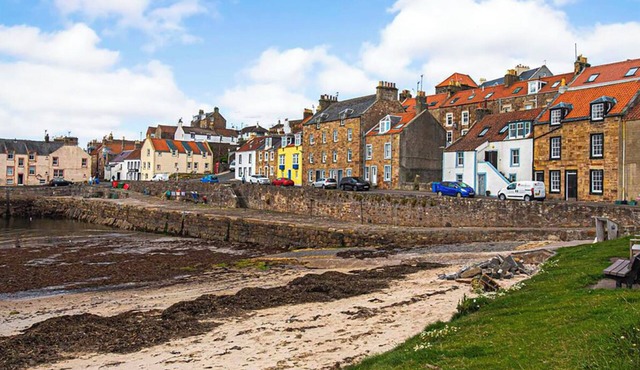 Two Bedroom Flat on Picturesque Harbour with Wonderful Sea Views (FI 00099 F)