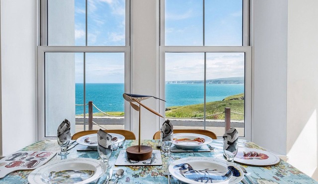 Two Bedroom Flat Overlooking The Sea With Parking