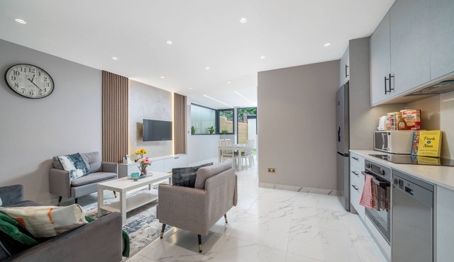 Two bedroom flat with garden