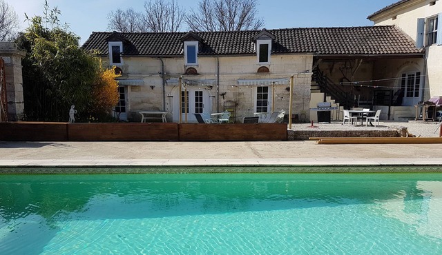Two bedroomed stone gite with shared pool, close to Brantome
