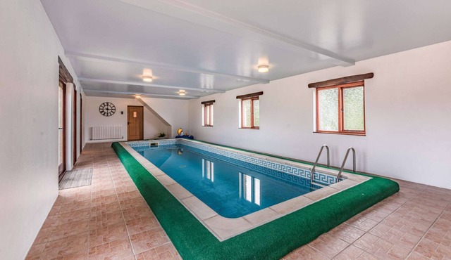 Two bedroom holiday accommodation with indoor swimming pool - Meadow View