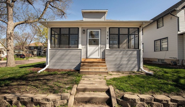 Two Bedroom Home close to Downtown and Hospitals