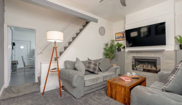 Two-bedroom home with games, fireplace and fast Wi-Fi