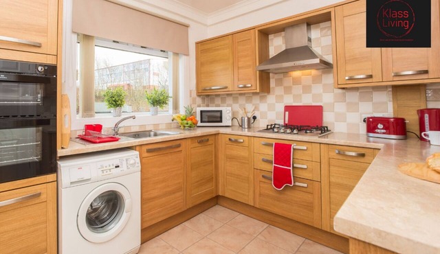 Two Bedroom House by Klass Living Serviced Accommodation Hamilton - Kenmar House With Parking & WiFi