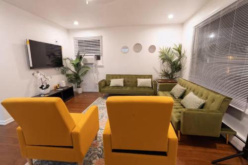 Two Bedroom house in Skokie with full kitchen and parking