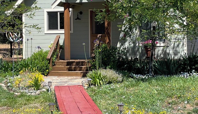 Two-bedroom House with Wrap-Around Deck & Garden - Super Amenities