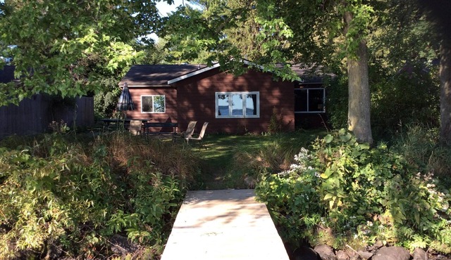 Two bedroom lakeside cabin just 30' from Lake Wissota!