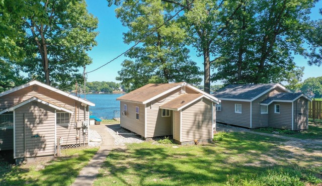 Two Bedroom - Lakeview Cabins - These lovely two-bedroom cabins create the ideal lake life vacation setting! Overlooking Lake Shafer and 1/4 mile away from Indiana Beach Amusement Park. 500 sq ft features two (2) full beds and one (1) futon - sleeps