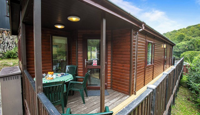 Two bedroom lodge within walking distance of Lynton Centre. Free fishing onsite