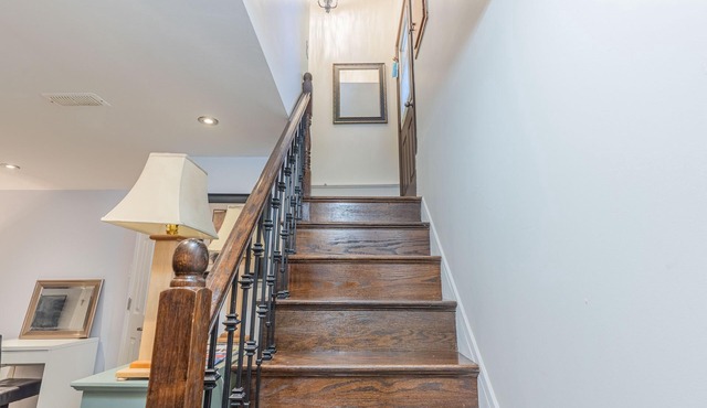 Two Bedroom Lower Unit With 500 Mbps WiFi, Parking & Self-check in