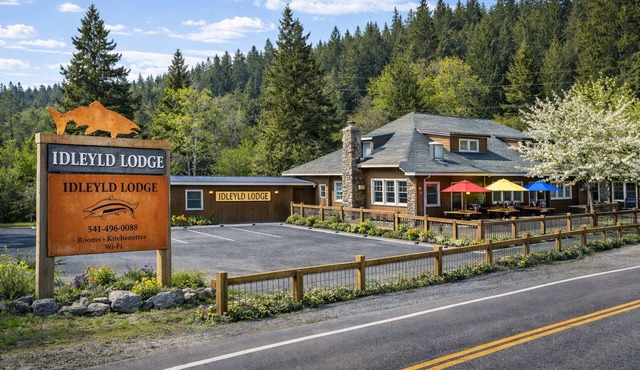 Two Bedroom Queen Suit- Historic Lodge on the North Umpqua River