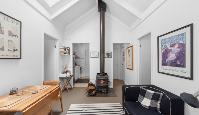 Two-Bedroom Rainforest Retreat with Fire, Privacy & No Checkout Chores