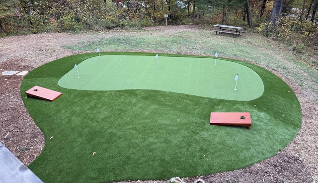Two Bedroom Relaxing Woodland Getaway with Putting Green and Walking Trails