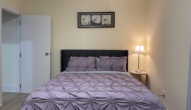 Two-bedroom Suite with King Bed - 4 Min to The Falls