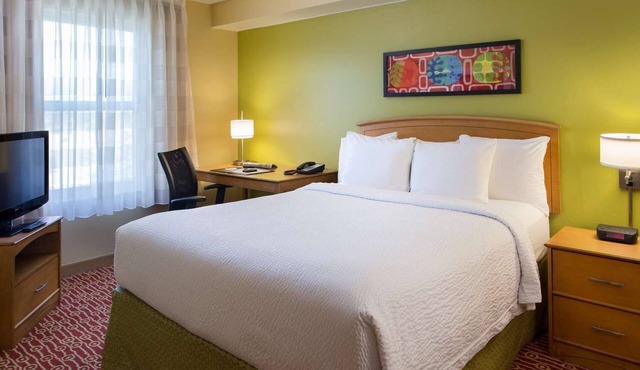 Two Bedroom Suite Perfect for Long Stays Near Twelve Oaks Mall – Minutes Away