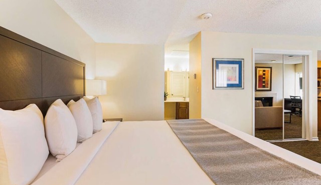 Two-Bedroom Suite – Full Kitchen, Outdoor Pool & Breakfast