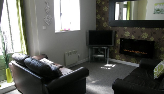 Two Bedroom Townhouse, Sleeps 4 People, A 5 Minute Walk From Amenties