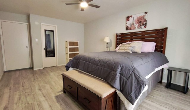 Two Bedroom Townhouse Near IAH