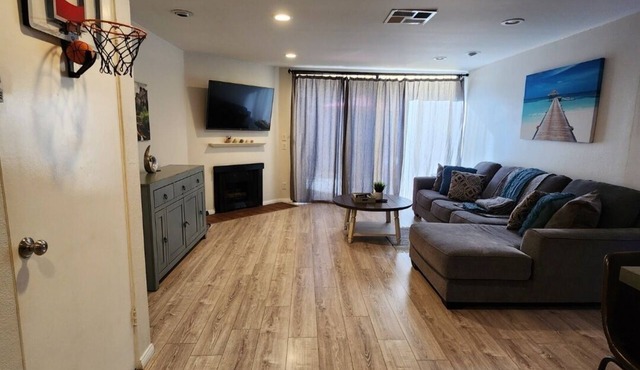 Two Bedroom Townhouse Lakewood, Ca with fireplace, pool, jacuzzi