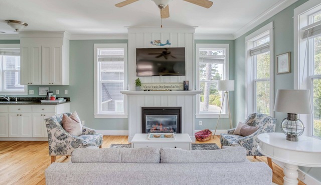 Two-Bedroom, Two Bath Condo Near French Café Has Sweet Décor and Amenities!