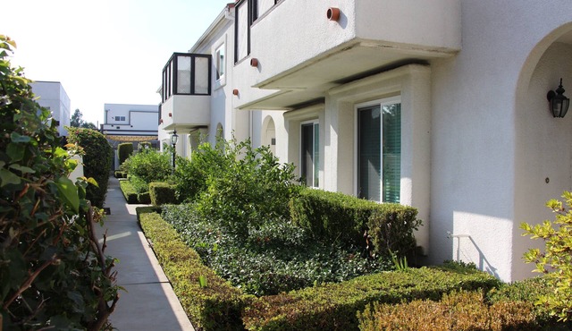 Two Bedroom Two Bathroom Townhome in Pasadena