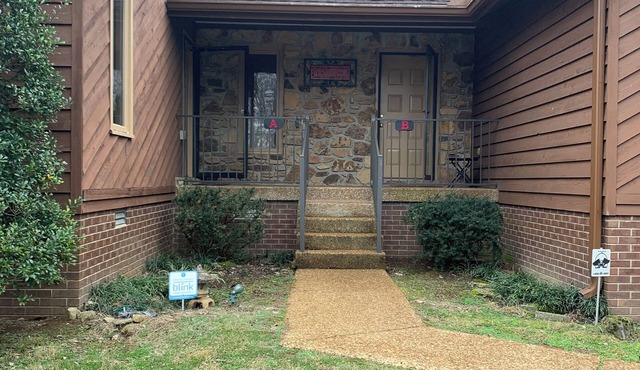 Two Bedroom Two Bath duplex apartment on quiet 1 1/3 quiet acres. See the deer!